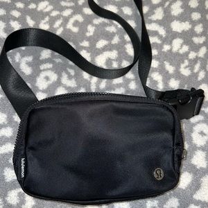 NWOT Lululemon Black EBB Everywhere Belt Bag Extended strap